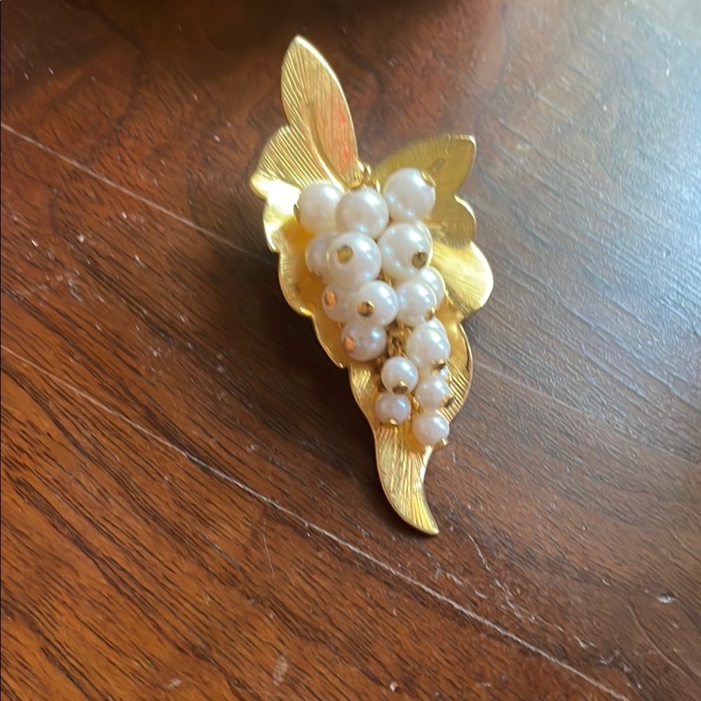 Elegant Gold and Pearl Leaf Brooch